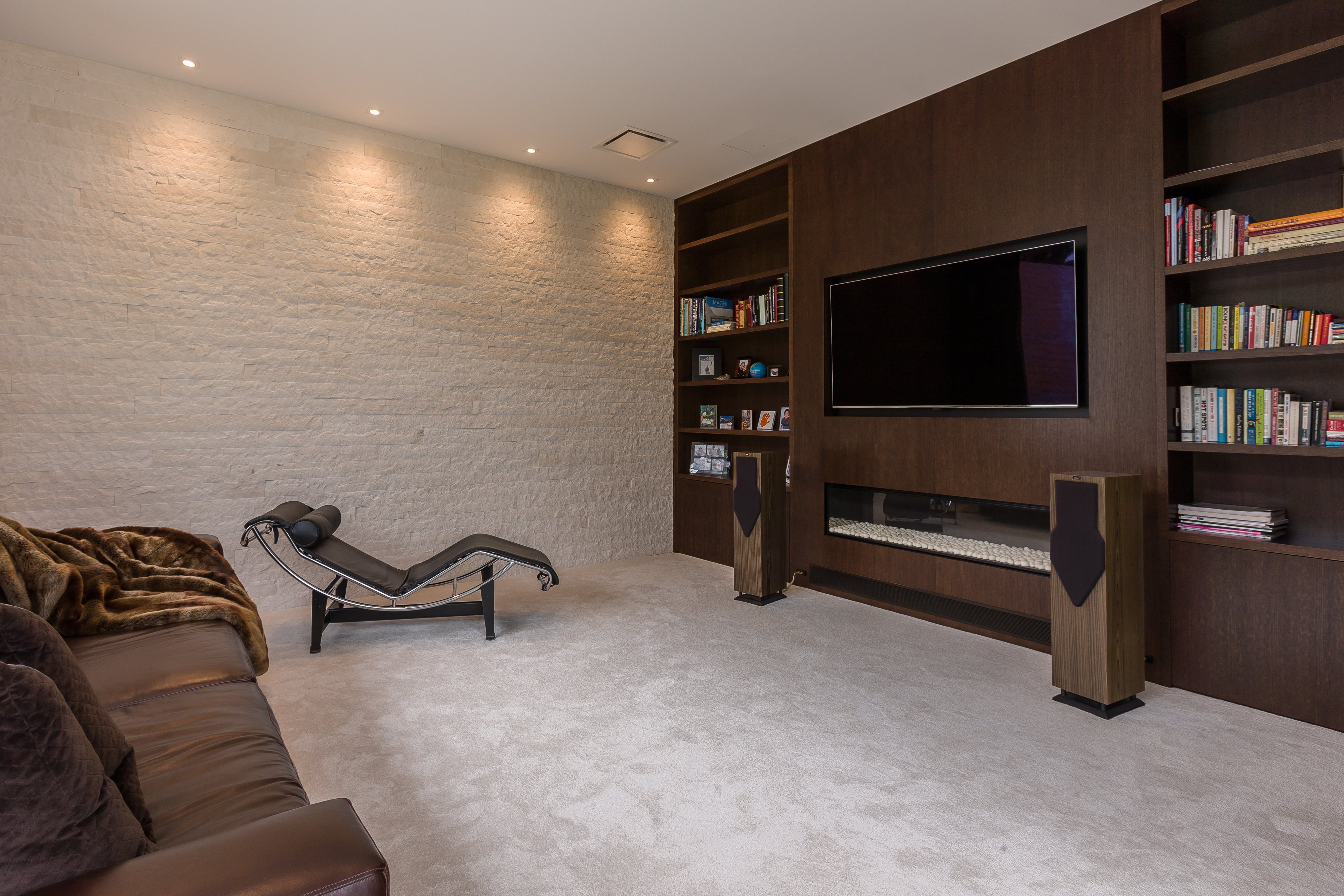 The DX1500 was specified in both living areas and surrounded in the same rich dark oak cabinetry.