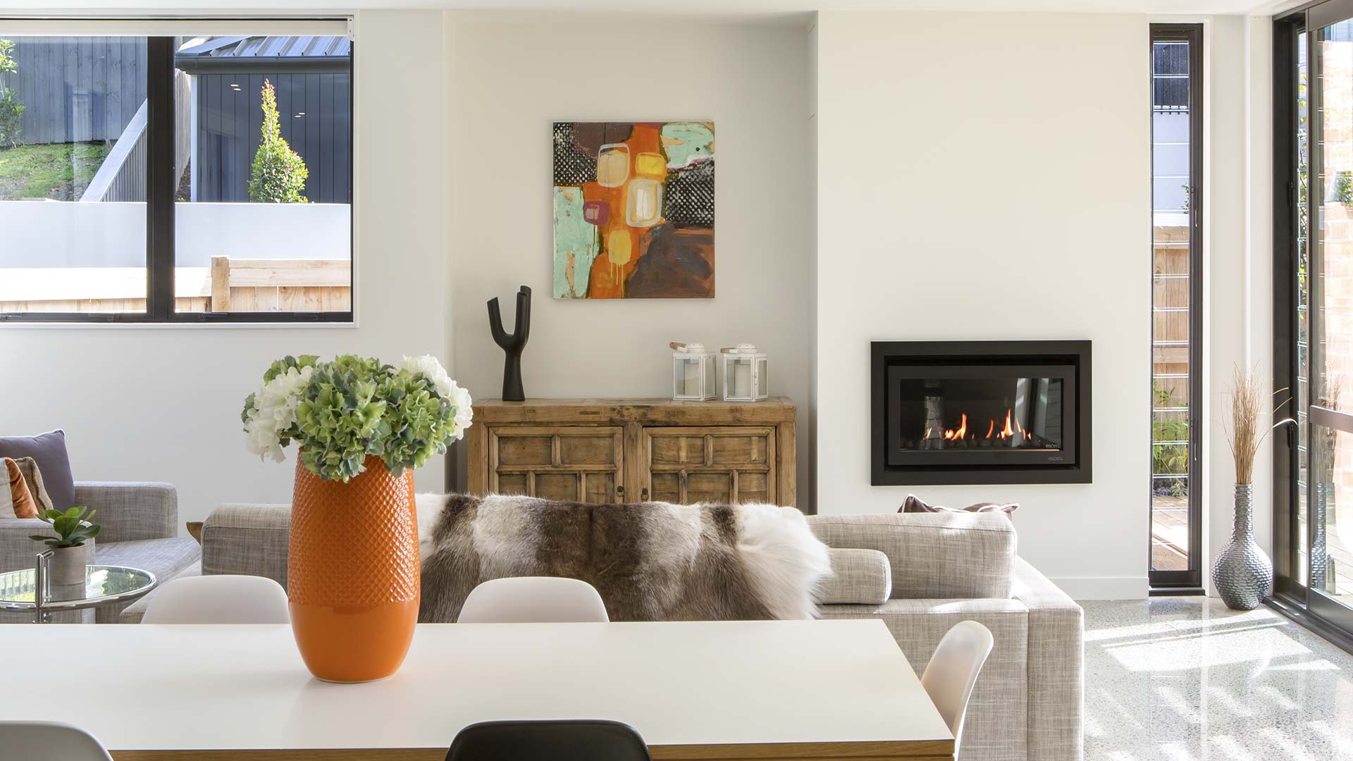 White wall with DL850 gas fireplace