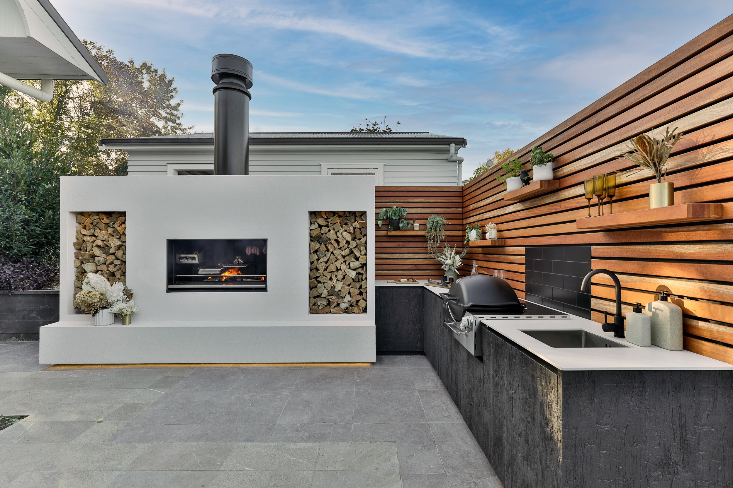 How to create an outdoor fireplace kitchen